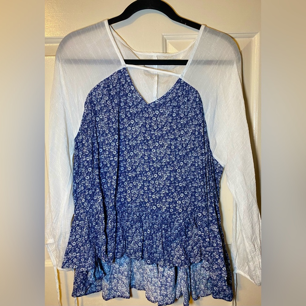 Entro Women’s Blue And White Floral Boho Lightweight Summer Spring Blouse‎ L